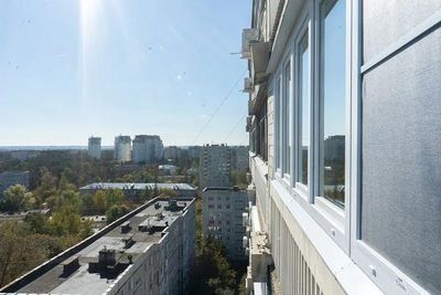 Панорамное остекление с видом на город