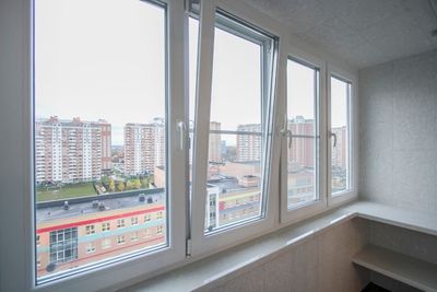 Комната с панорамным окном и видом на город