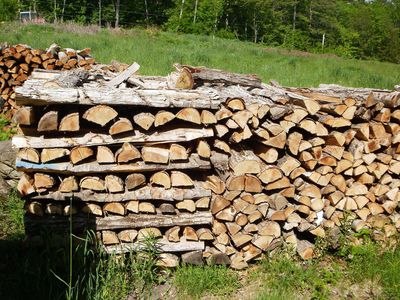 Колотые дрова, уложенные торцами наружу, продуваются на воздухе